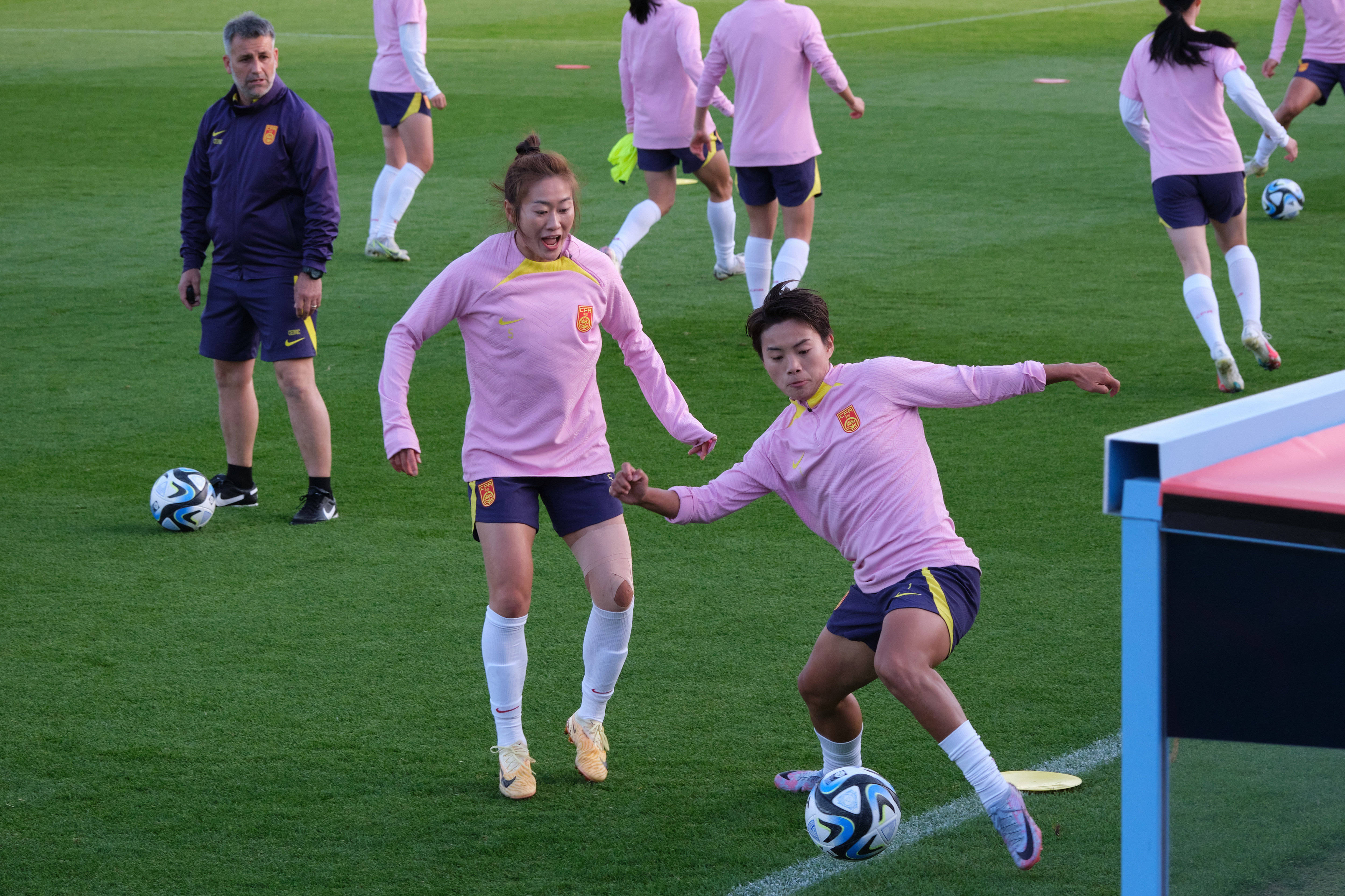 C7娱乐-中国女足备战逆风而行，团队合作精彩呈现的简单介绍