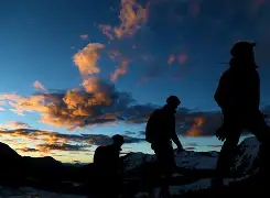 迎难而上！双方团结拼搏向前冲刺(团结拼搏迎难而上凝心聚力奋发作为)