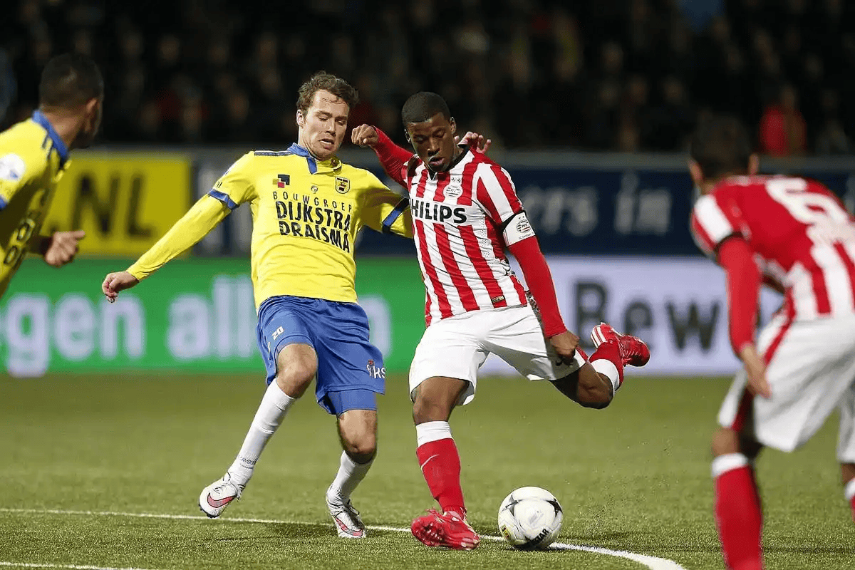 包含埃因霍温客场激战，险胜亚特兰大的词条